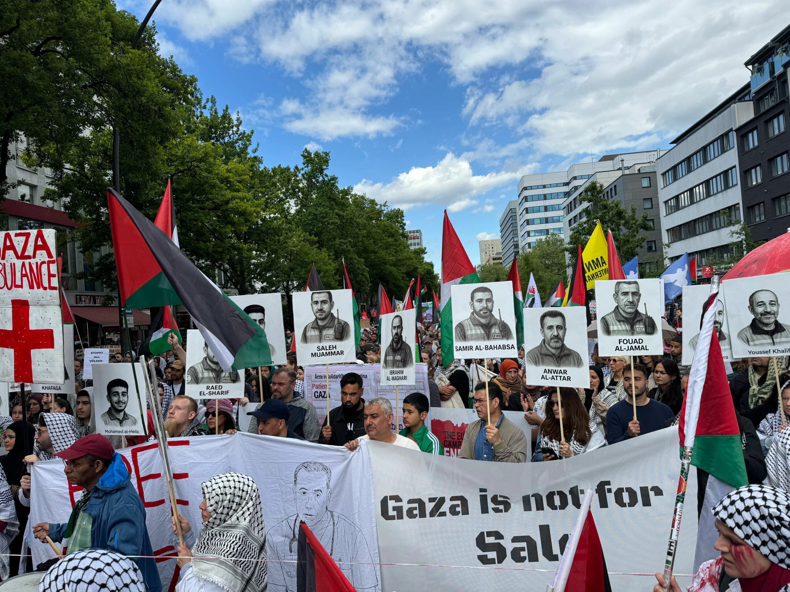 Die Teilnehmenden zu Beginn der Demo am Steindamm.