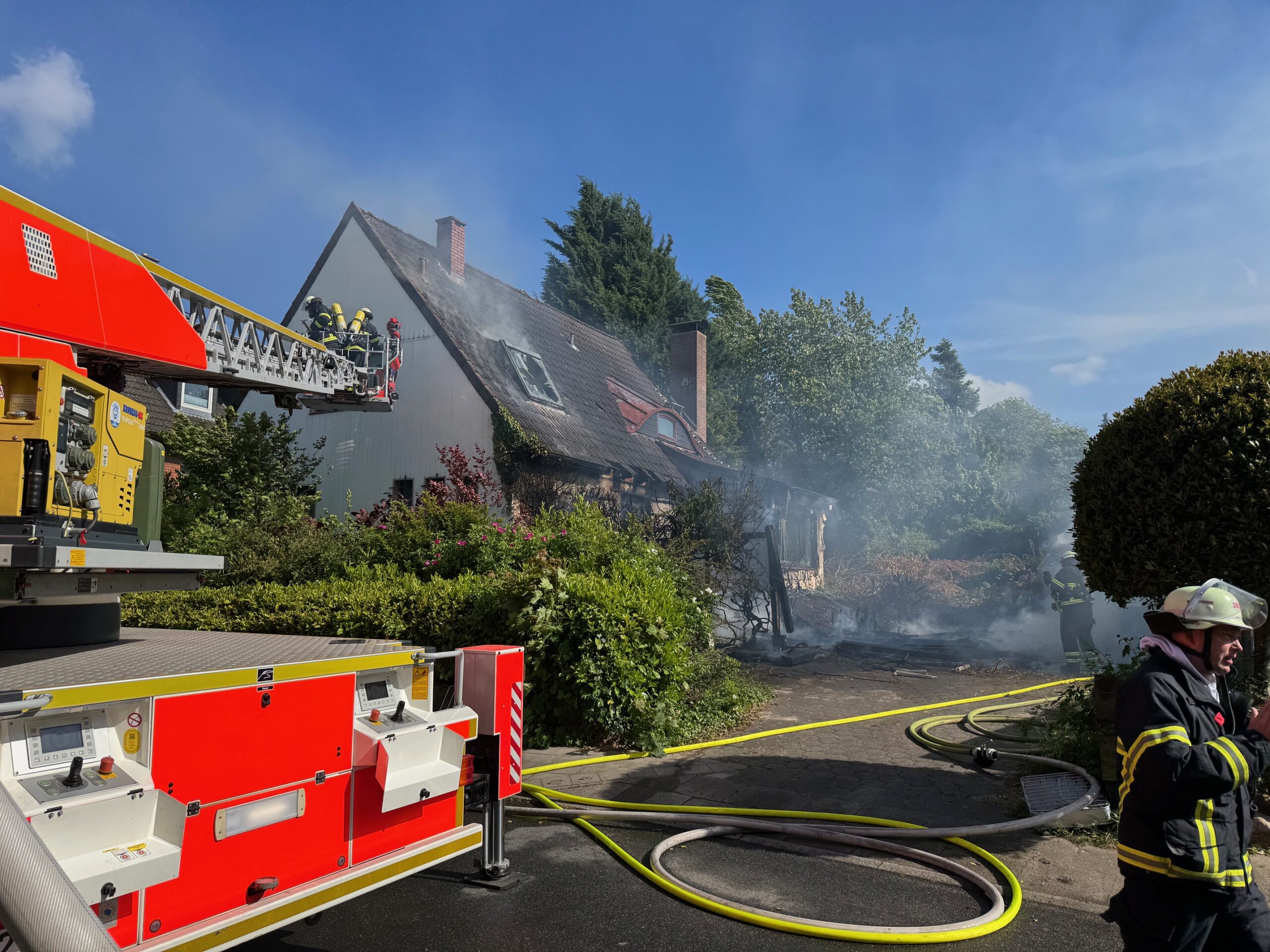 Die Feuerwehr war stundenlang mit dem Löschen beschäftigt.