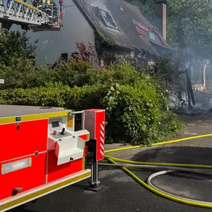 Die Feuerwehr war stundenlang mit dem Löschen beschäftigt.