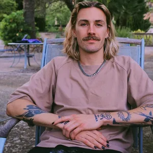 Jackson Irvine erholt sich in Katalonien.