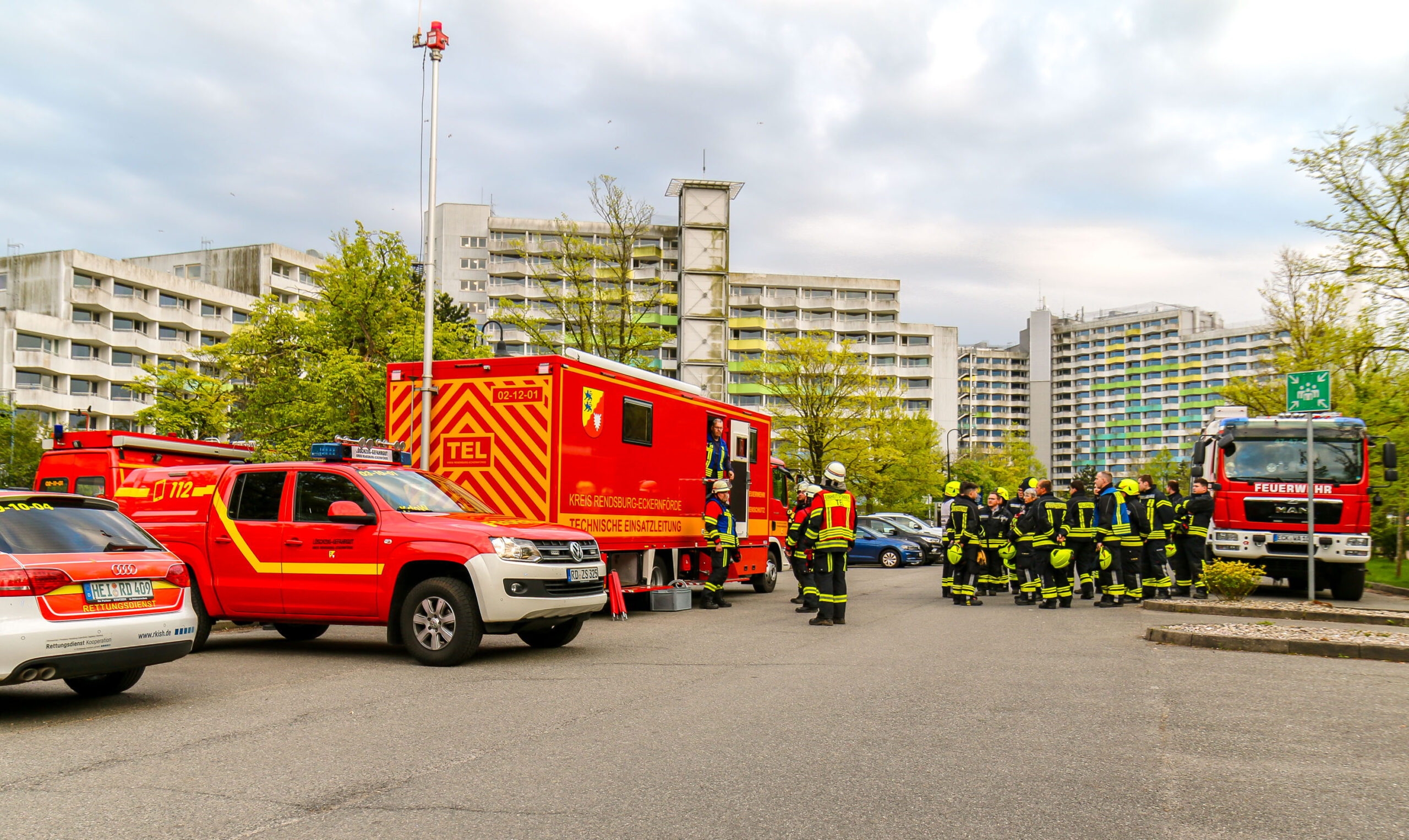 Feuerwehrleute stehen vor der Ostseeklinik Damp.