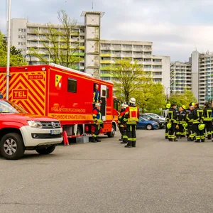 Feuerwehrleute stehen vor der Ostseeklinik Damp.