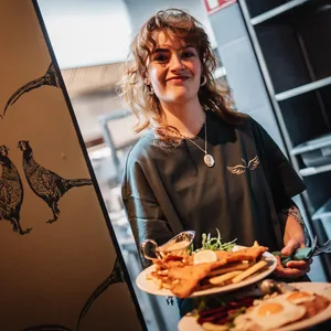 Gute Laune beim Servieren: Die Schnitzel sind der Bestseller.