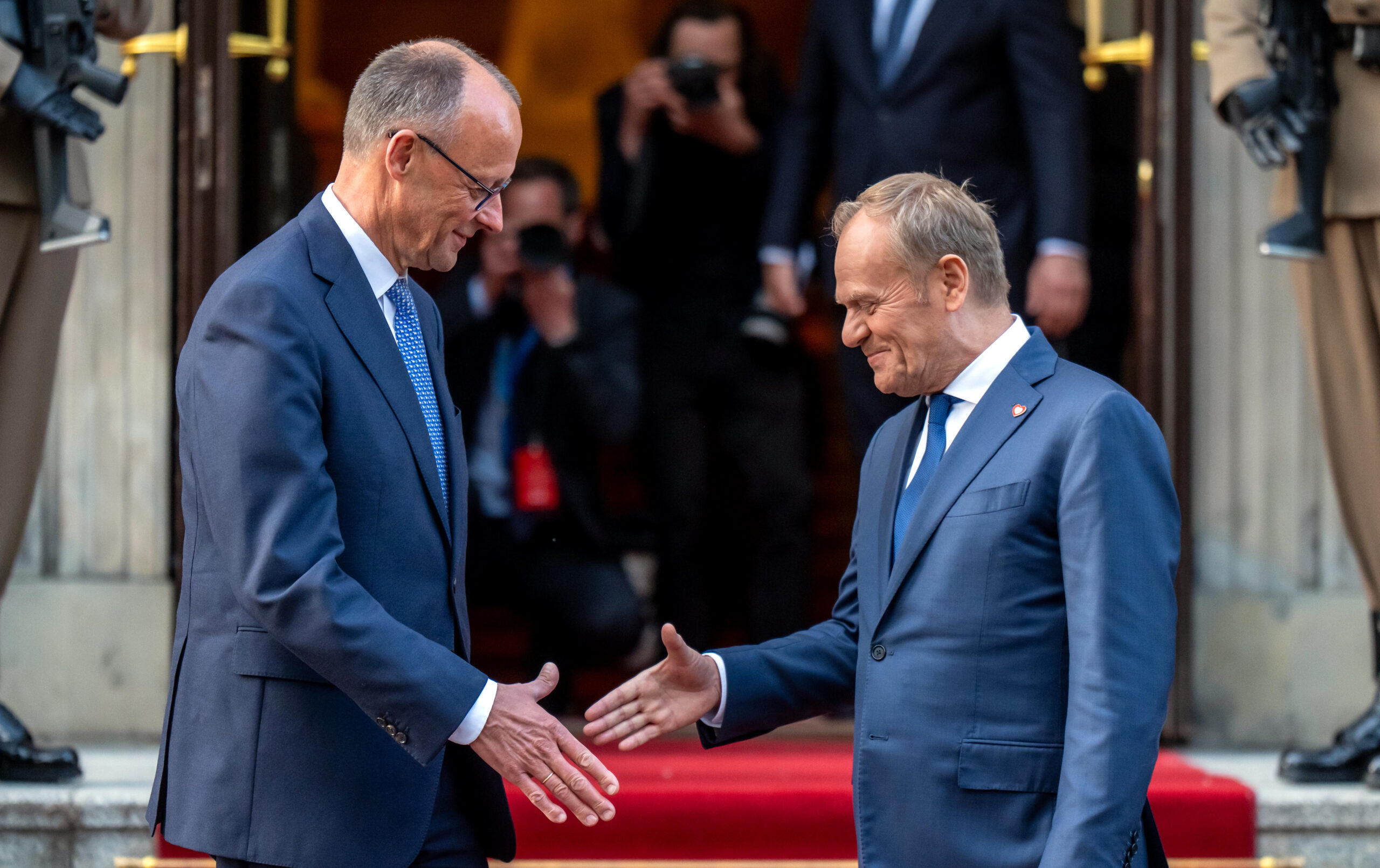 Der polnische Ministerpräsident Donald Tusk (r) empfängt Bundeskanzler Friedrich Merz (CDU).
