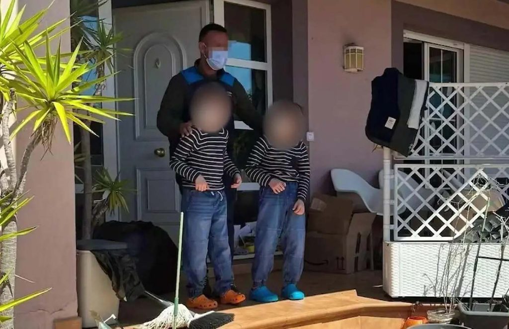 Spanische Plizei befreit drei Jungen aus einem Haus. Die KInder waren dort von ihren Eltern abgeschottet worden