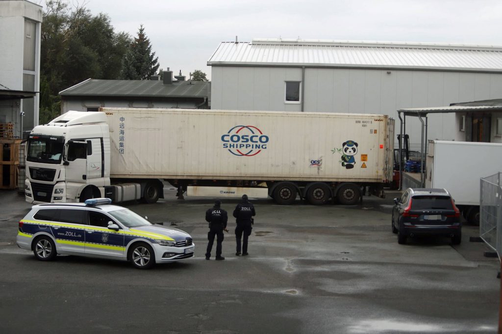 Der Container-Lkw, mit dem das Kokain geschmuggelt wurde, steht auf einem Firmengelände in Rothenburgsort