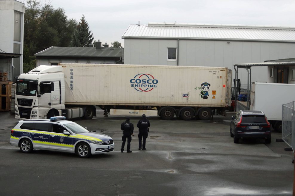Der Container-Lkw, mit dem das Kokain geschmuggelt wurde, steht auf einem Firmengelände in Rothenburgsort