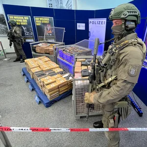 SEK-Beamte sichern 2,1 Tonnen Kokain