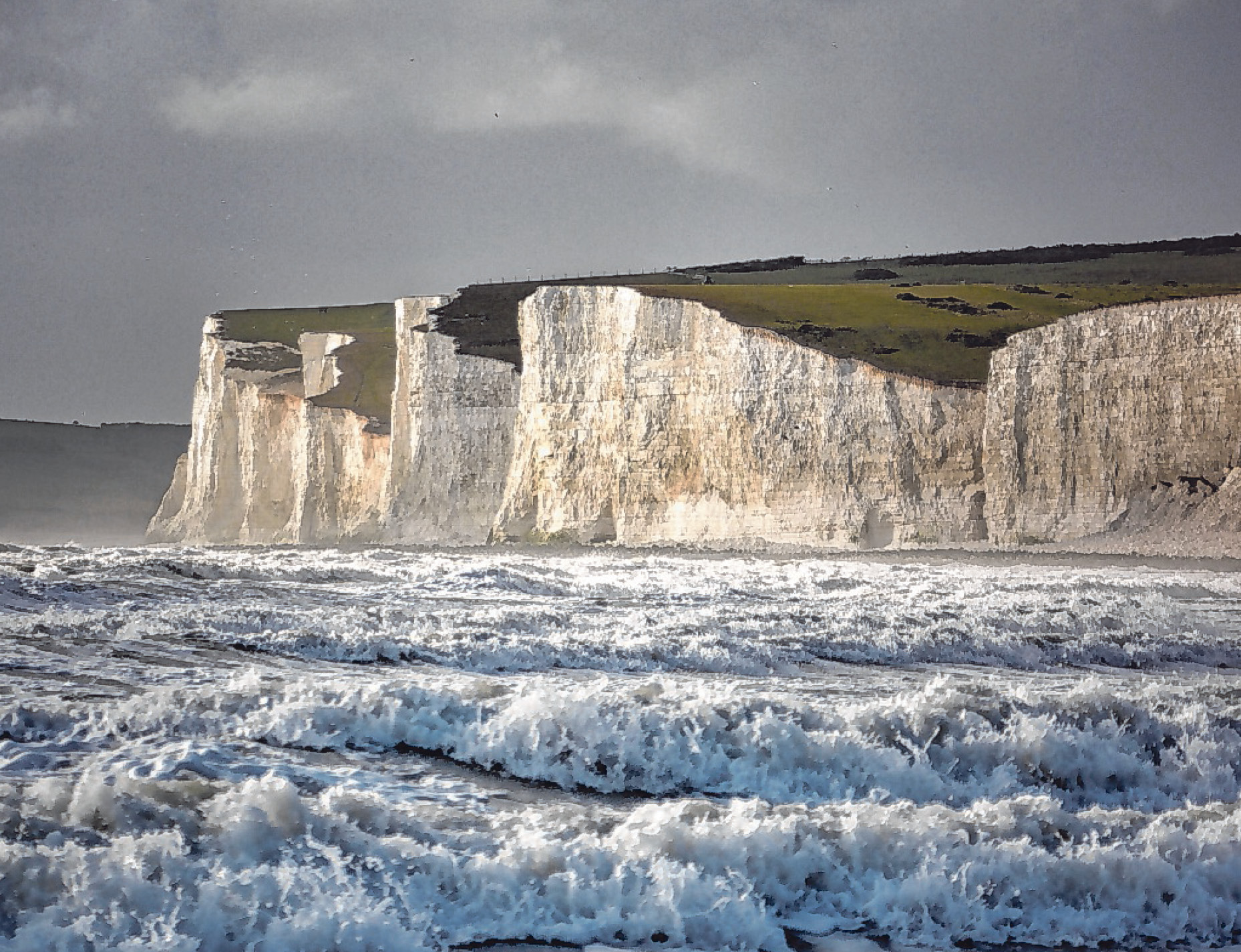 „Seven Sisters“: An massiven Kreidefelsen in England schmerzt der „50er-Blues“ nicht gar so sehr.
