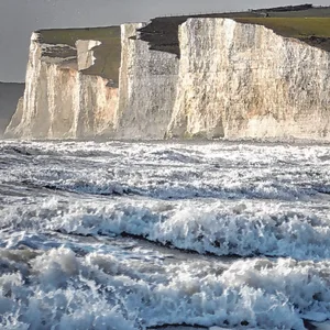 „Seven Sisters“: An massiven Kreidefelsen in England schmerzt der „50er-Blues“ nicht gar so sehr.