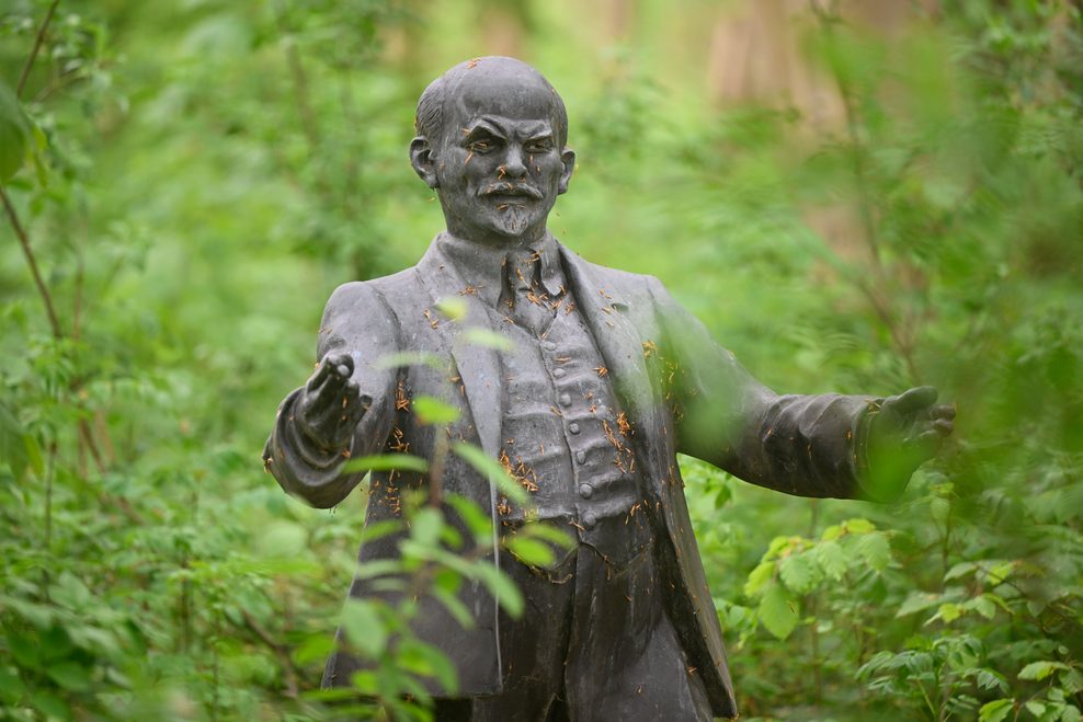 Eine Bronzefigur von Wladimir Iljitsch Lenin steht am Wegesrand.