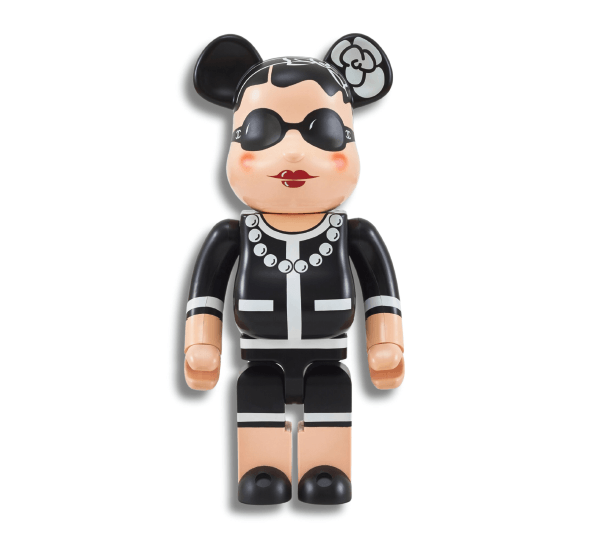 Eine „Bearbrick“-Figur in „Chanel“-Ästhetik.