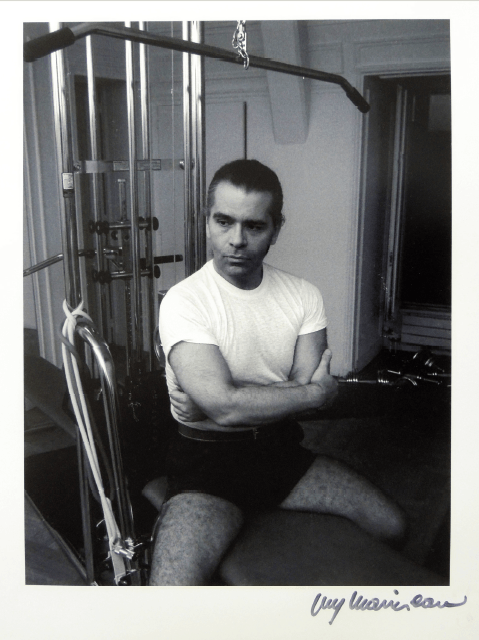 Der junge Karl Lagerfeld im Fitnessstudio.