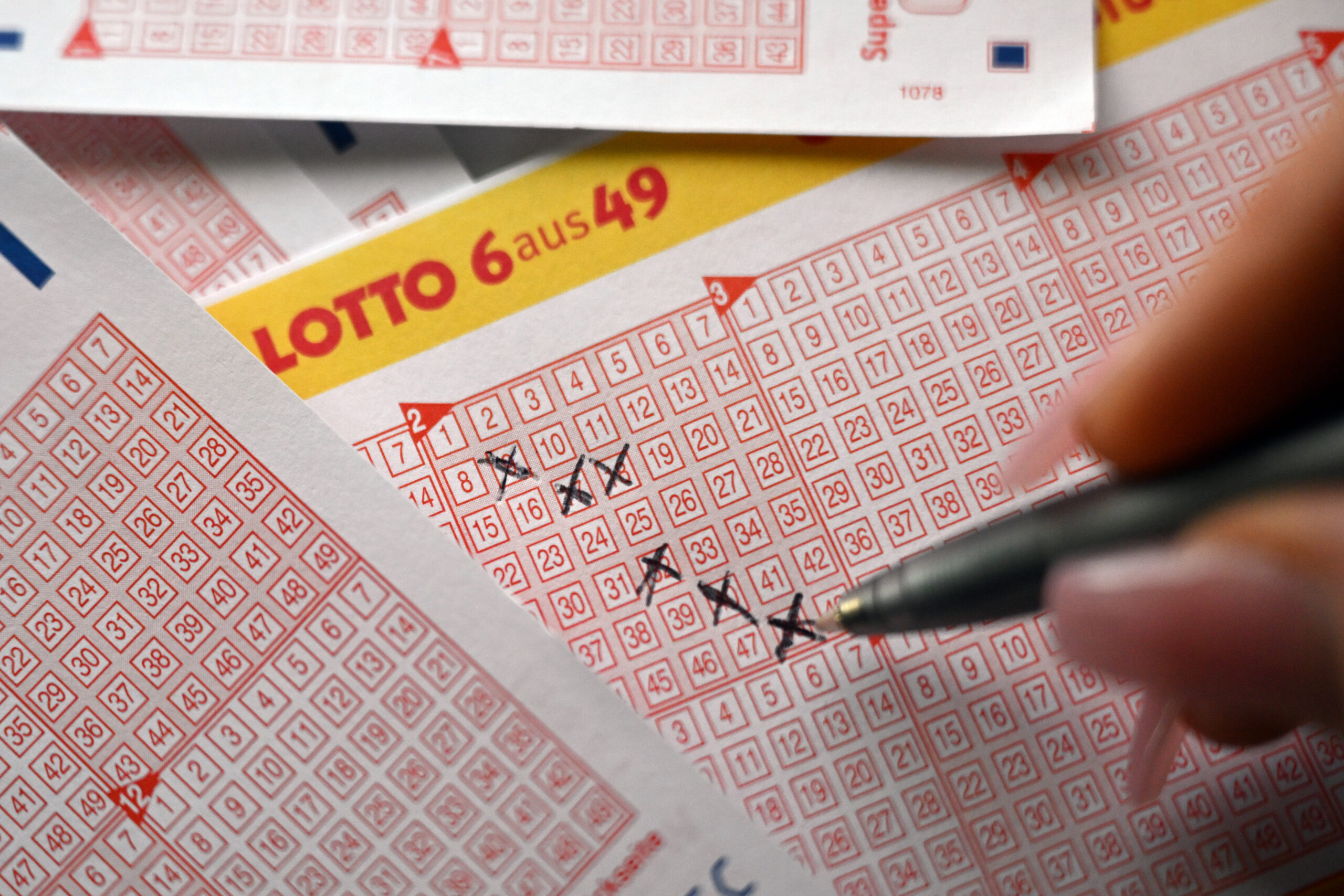 Eine Spielerin füllt einen Lottoschein aus. (Symbolbild)