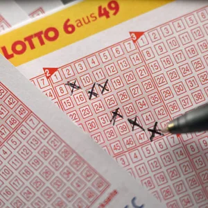 Eine Spielerin füllt einen Lottoschein aus. (Symbolbild)