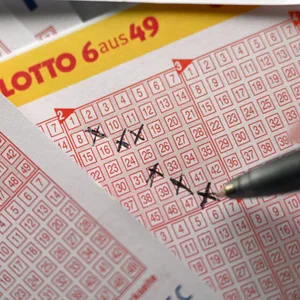 Eine Spielerin füllt einen Lottoschein aus. (Symbolbild)