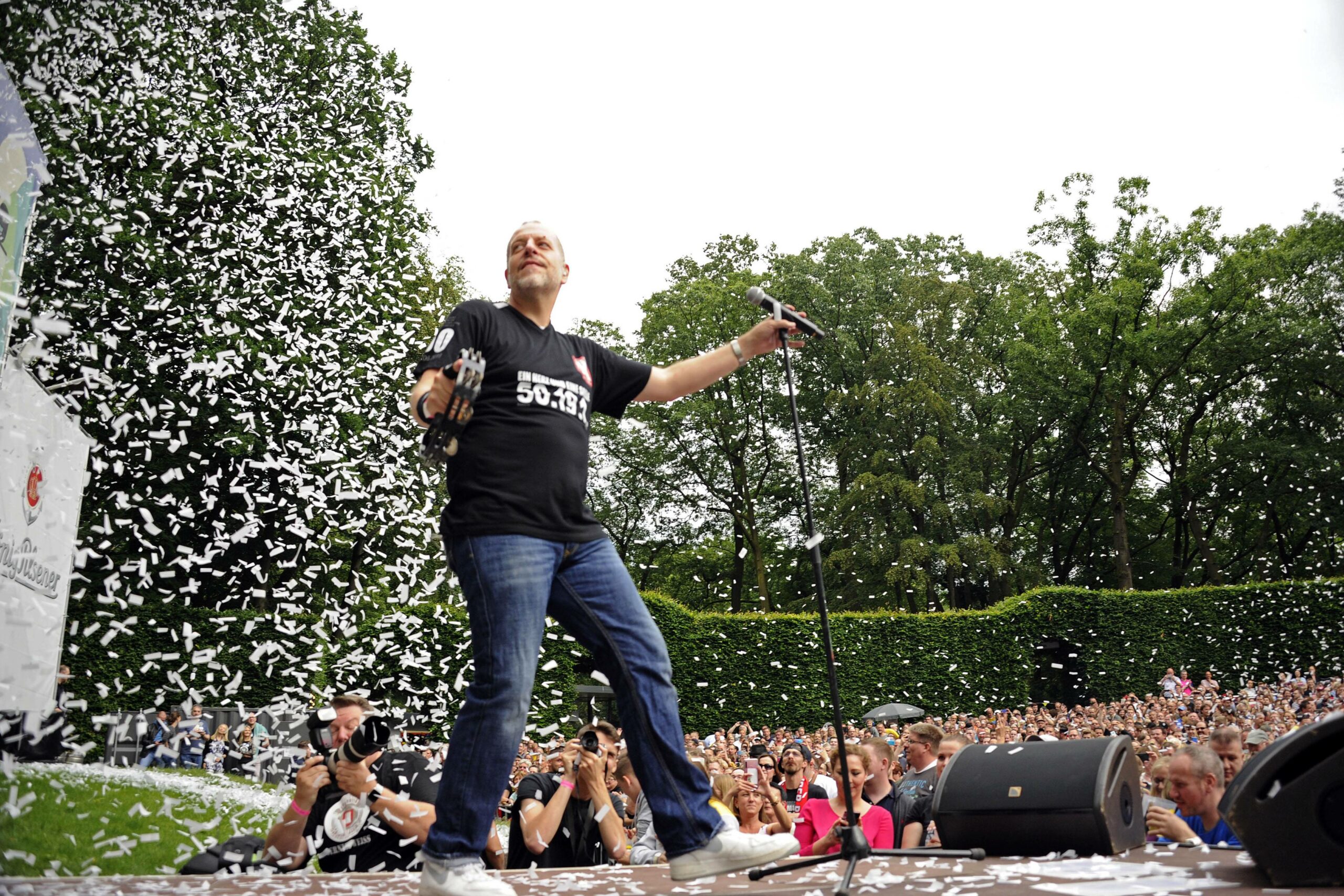Lotto King Karl auf der Bühne beim Stadtpark Open Air