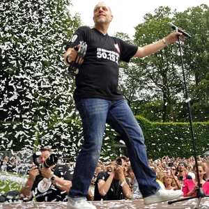 Lotto King Karl auf der Bühne beim Stadtpark Open Air