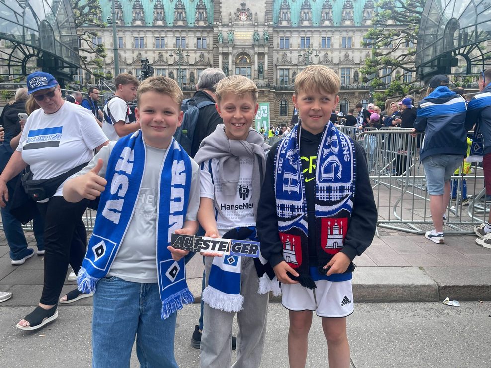 Drei junge HSV-Fans