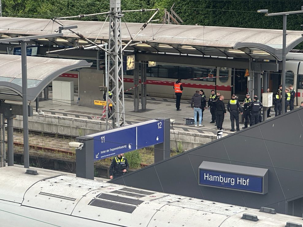 Polizei im Einsatz am Tatort.
