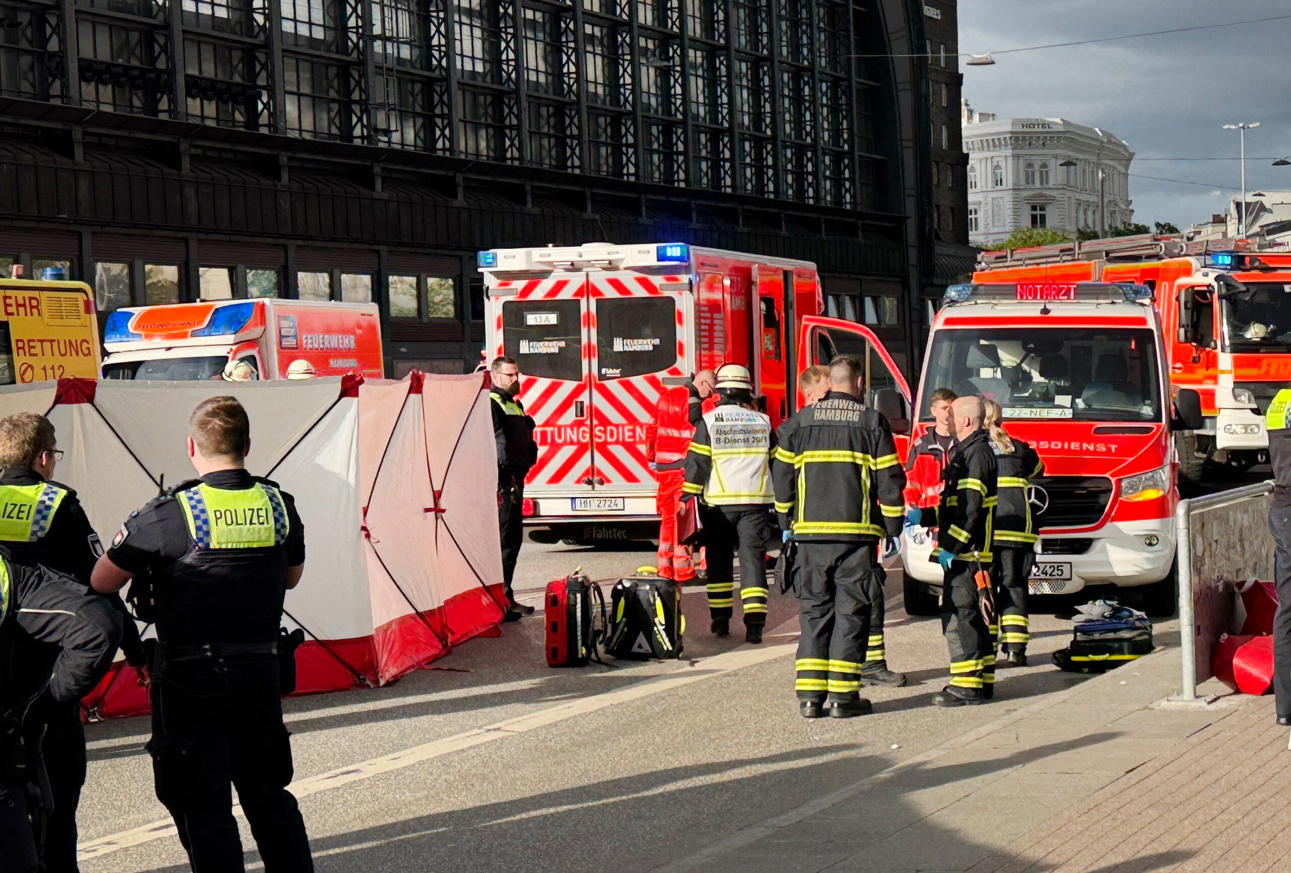 Einsatzkräfte am Hamburger Hauptbahnhof. Bei einem Messerangriff wurden mindestens 17 Menschen verletzt.