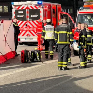 Einsatzkräfte am Hamburger Hauptbahnhof. Bei einem Messerangriff wurden mindestens 17 Menschen verletzt.