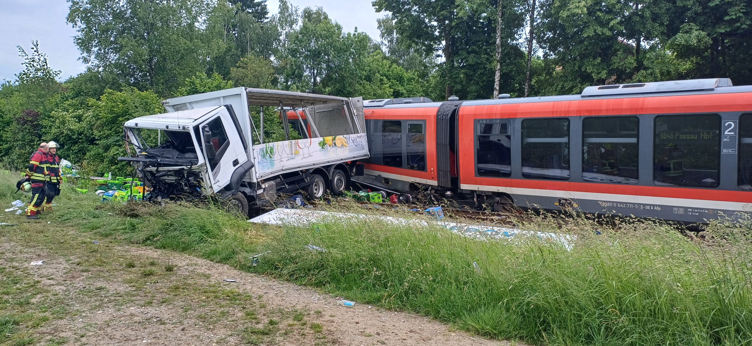 Bei einem Zusammenstoß von einem Zug und einem Lastwagen bei Pocking sind mehrere Menschen verletzt worden.