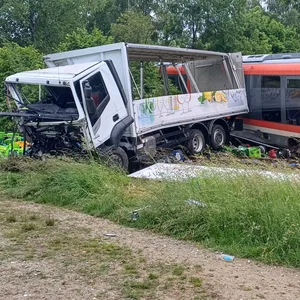 Bei einem Zusammenstoß von einem Zug und einem Lastwagen bei Pocking sind mehrere Menschen verletzt worden.