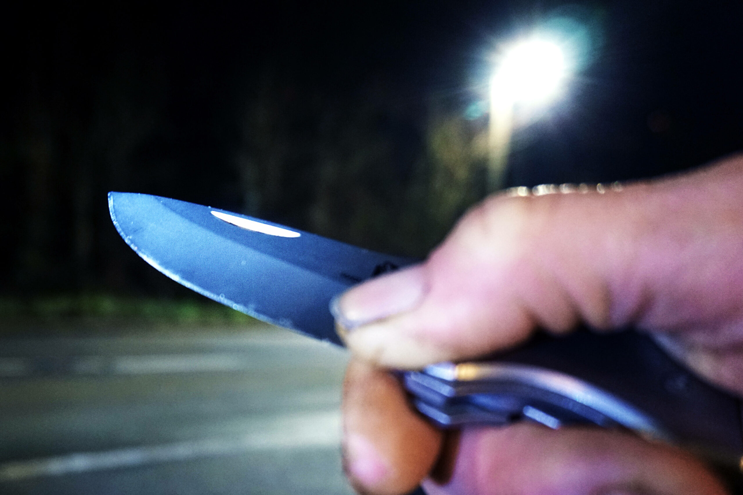 Mann mit Messer (Symbolfoto)
