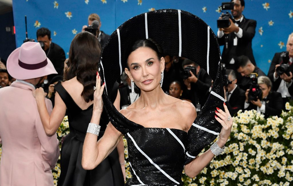 Demi Moore mit großem Hut