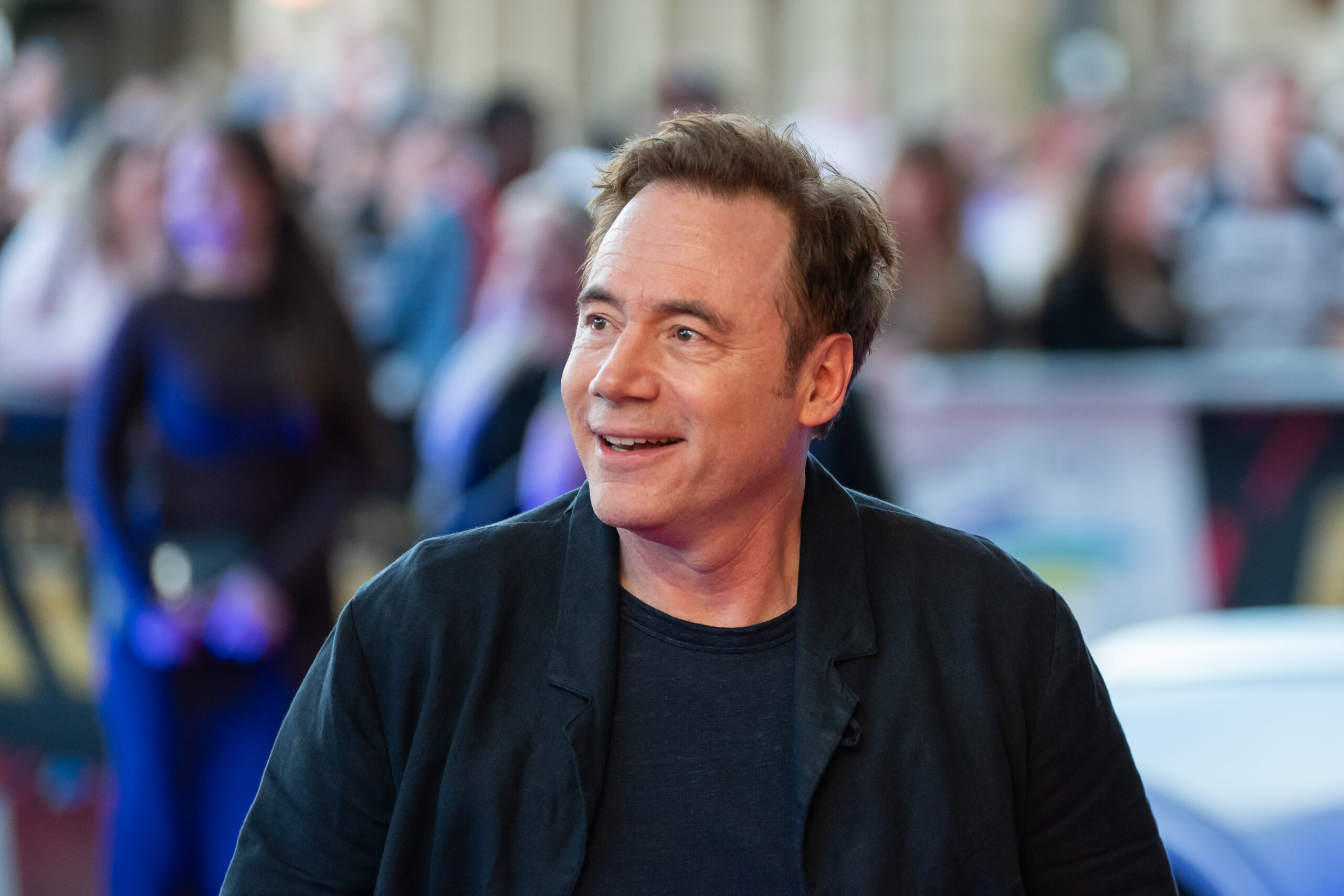 Michael „Bully“ Herbig, Schauspieler, steht vor Beginn der Verleihung des 25. Radio Regenbogen Awards im Europa-Park Rust auf dem Roten Teppich.