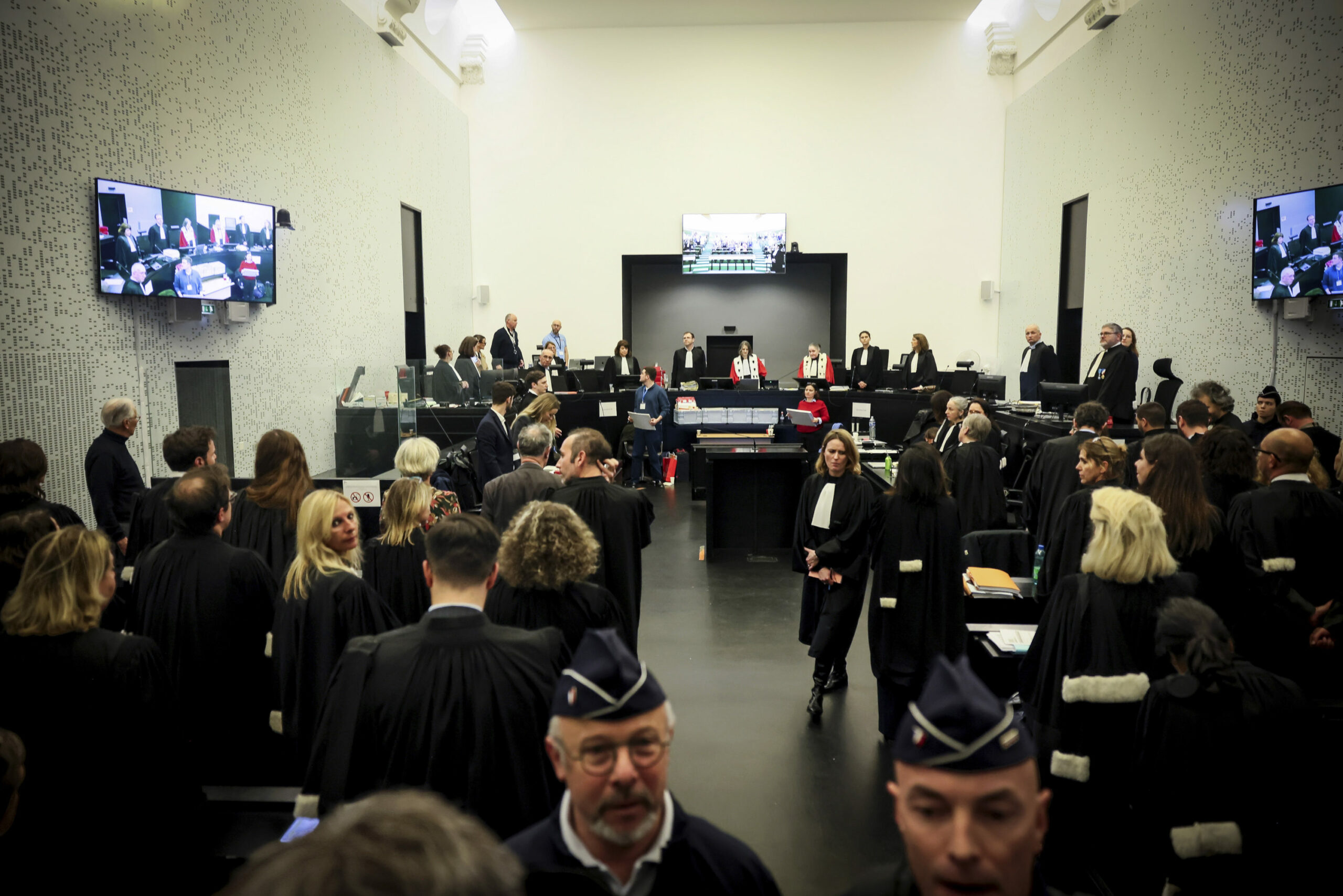 Wegen 299-fachem Missbrauch überwiegend minderjähriger Patienten wurde in Frankreich ein Arzt verurteilt (Archivbild vom Prozessauftakt).