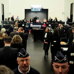 Wegen 299-fachem Missbrauch überwiegend minderjähriger Patienten wurde in Frankreich ein Arzt verurteilt (Archivbild vom Prozessauftakt).