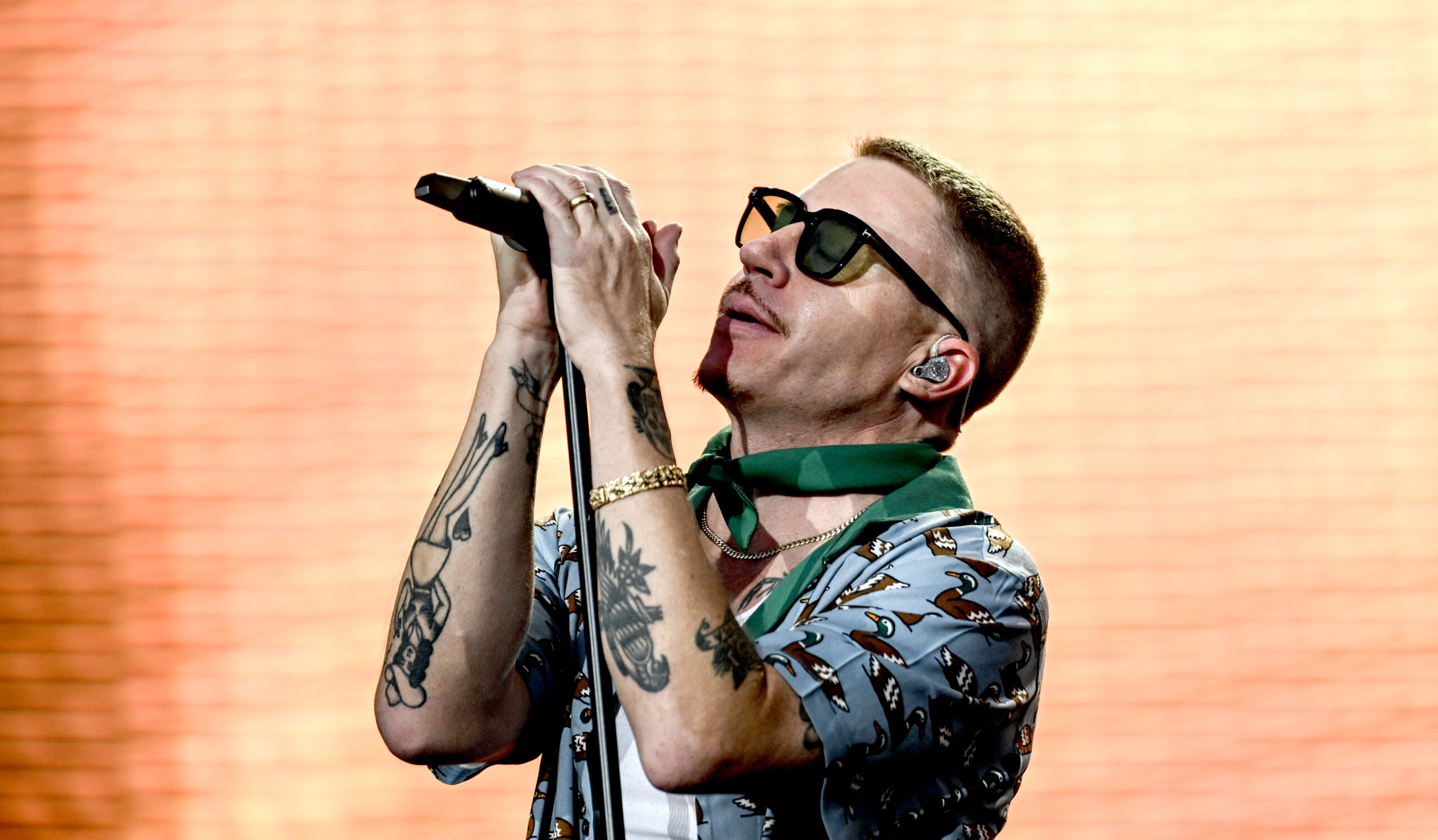 Der US-amerikanische Musiker Macklemore steht beim Lollapalooza Festival Berlin auf dem Gelände des Olympiastadions auf der Bühne.