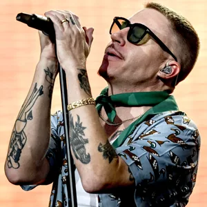 Der US-amerikanische Musiker Macklemore steht beim Lollapalooza Festival Berlin auf dem Gelände des Olympiastadions auf der Bühne.
