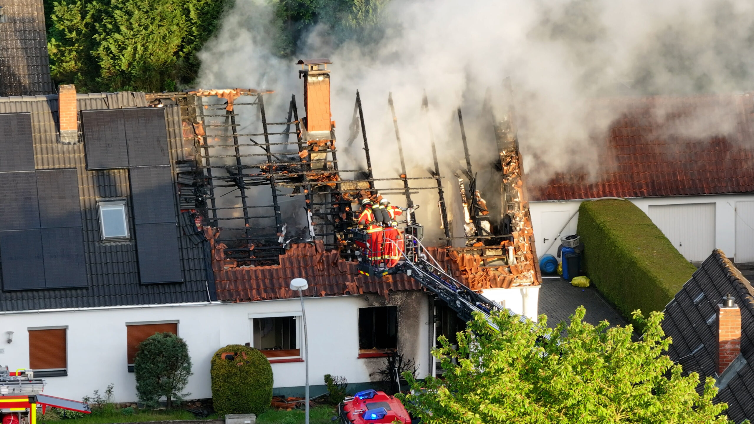 Ein Feuer vernichtet in Neu Wulmstorf eine komplette Doppelhaushälfte.