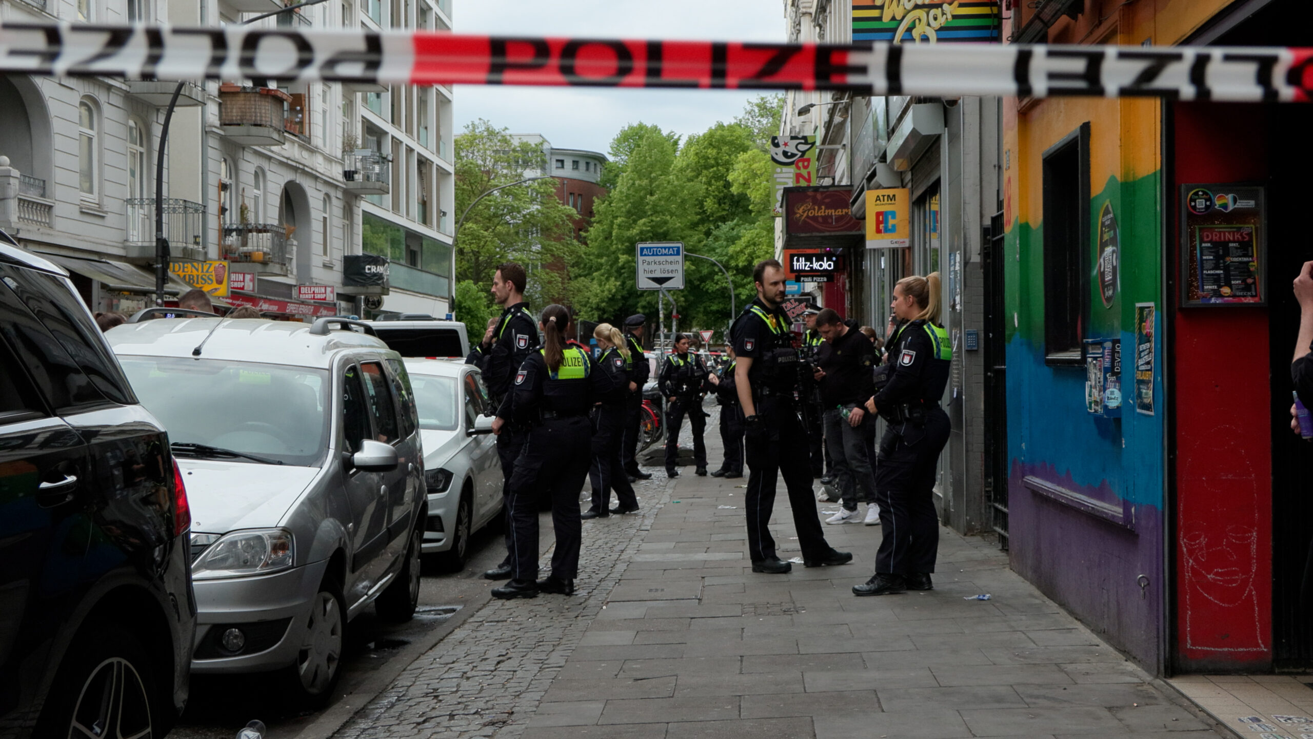 Einsatzkräfte in der Talstraße auf St. Pauli: Eine Person wurde wohl mit einer Schusswaffe verletzt.