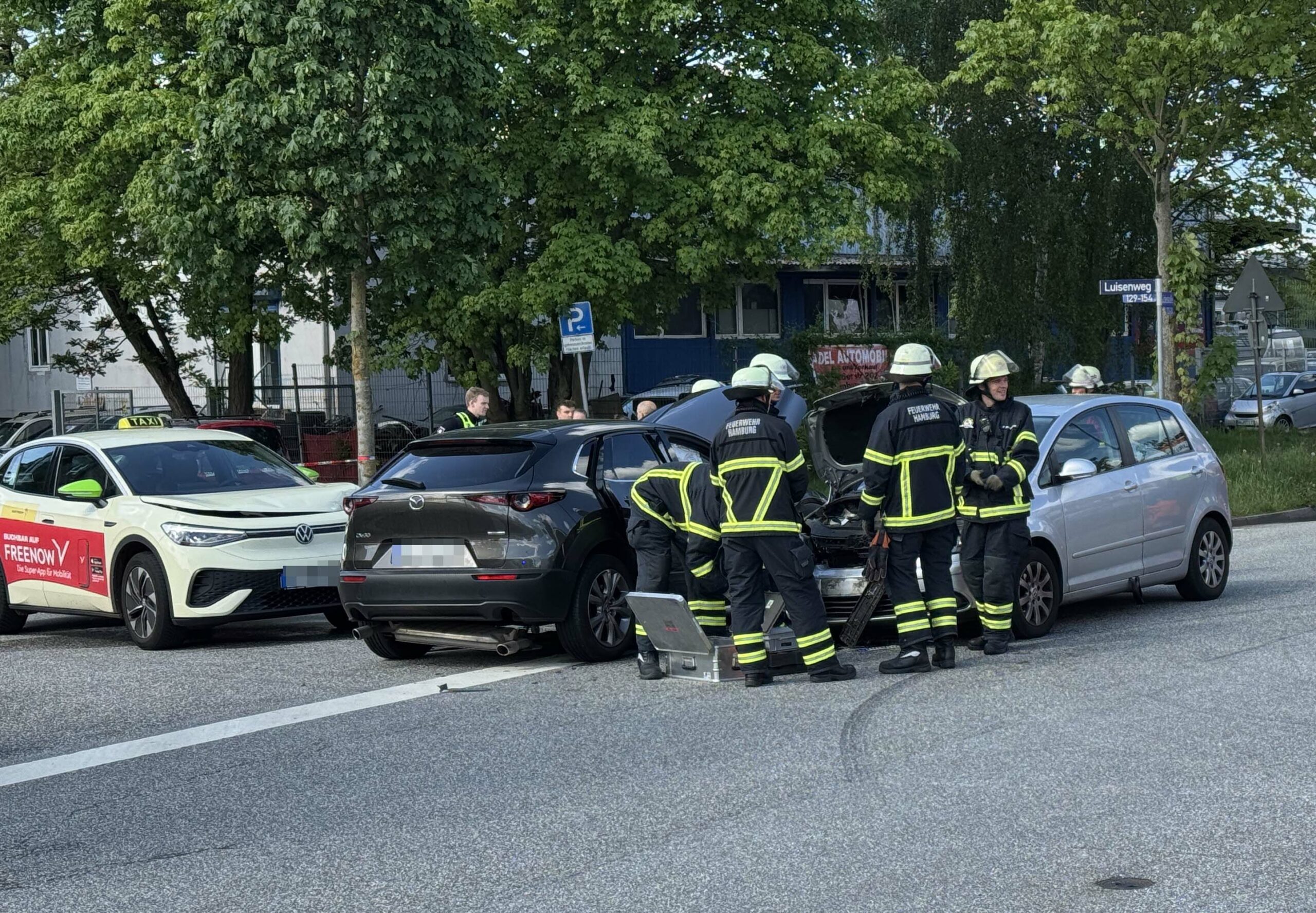Beim abbiegen Auto im Gegenverkehr übersehen – zwei Verletzte bei Unfall an der Süderstraße