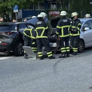 Beim abbiegen Auto im Gegenverkehr übersehen – zwei Verletzte bei Unfall an der Süderstraße