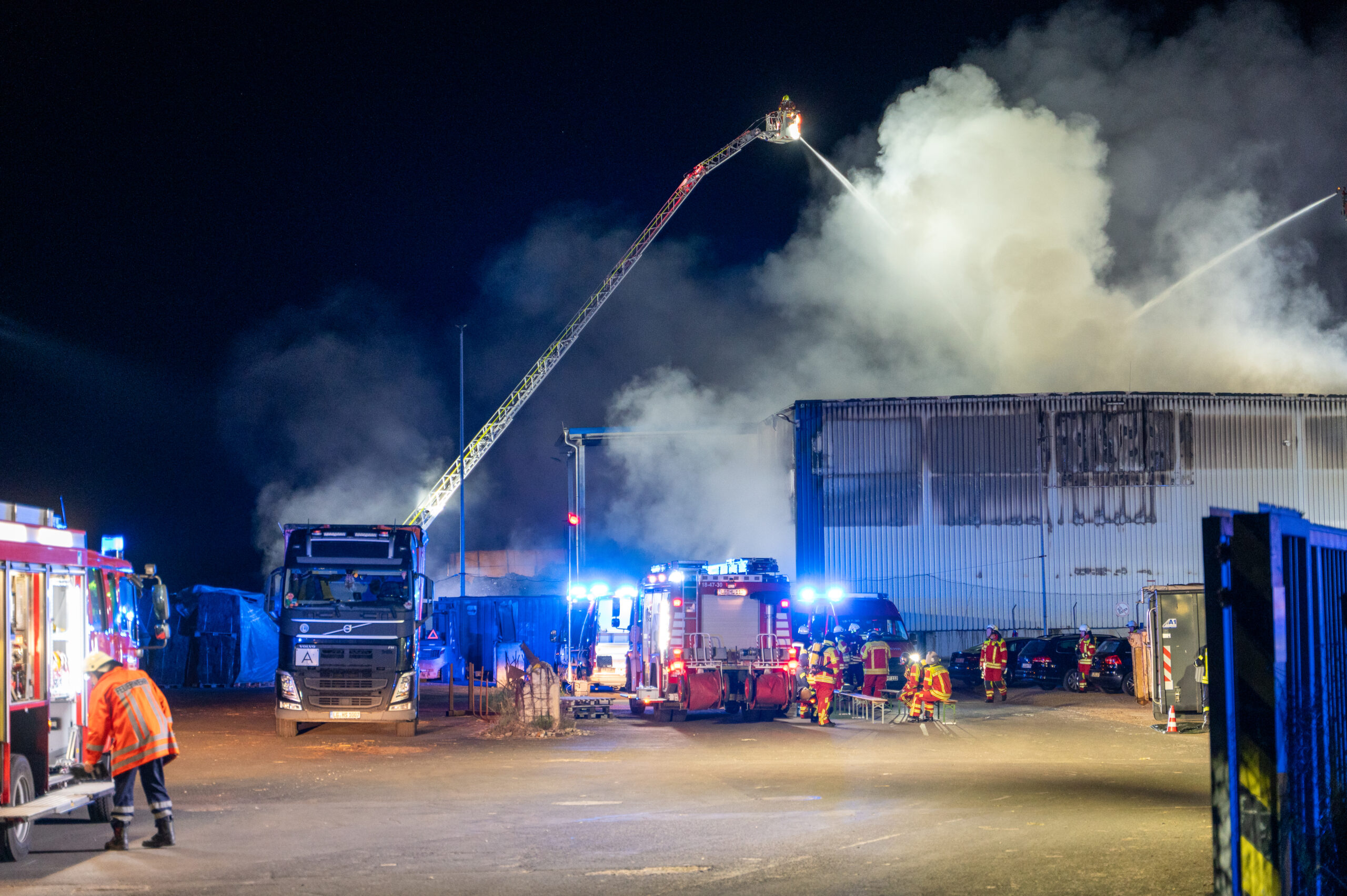 Halle mit Schrott in Flammen – Großeinsatz in Melbeck bei Lüneburg