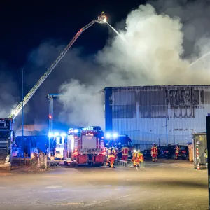 Halle mit Schrott in Flammen – Großeinsatz in Melbeck bei Lüneburg
