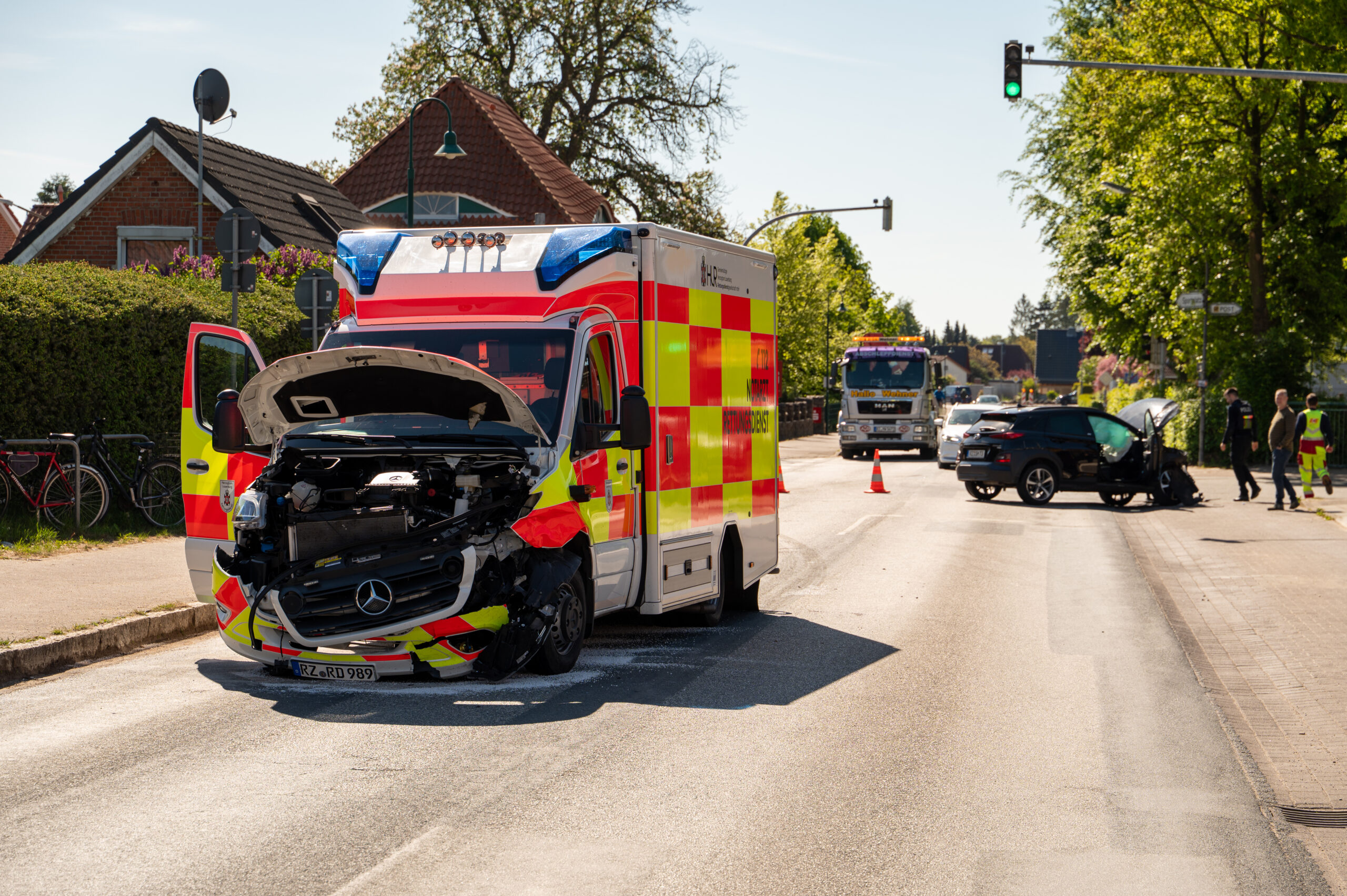 Unfall zwischen Rettungswagen auf Blaulichtfahrt und Pkw in Krumesse – vier Verletzte