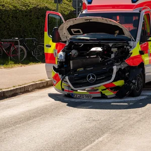 Unfall zwischen Rettungswagen auf Blaulichtfahrt und Pkw in Krumesse – vier Verletzte