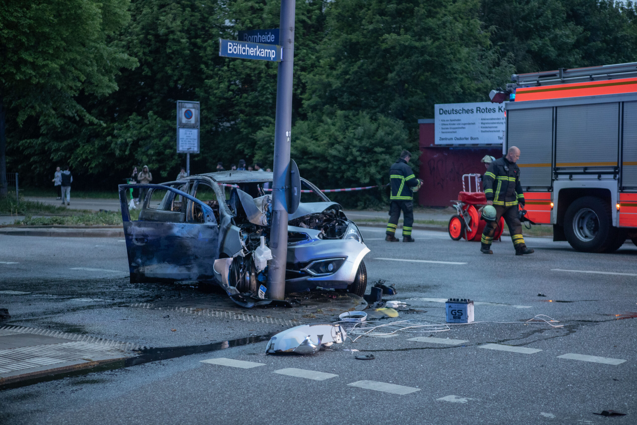Der Kleinwagen fing nach dem Crash Feuer und brannte komplett aus.