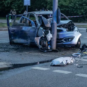 Der Kleinwagen fing nach dem Crash Feuer und brannte komplett aus.