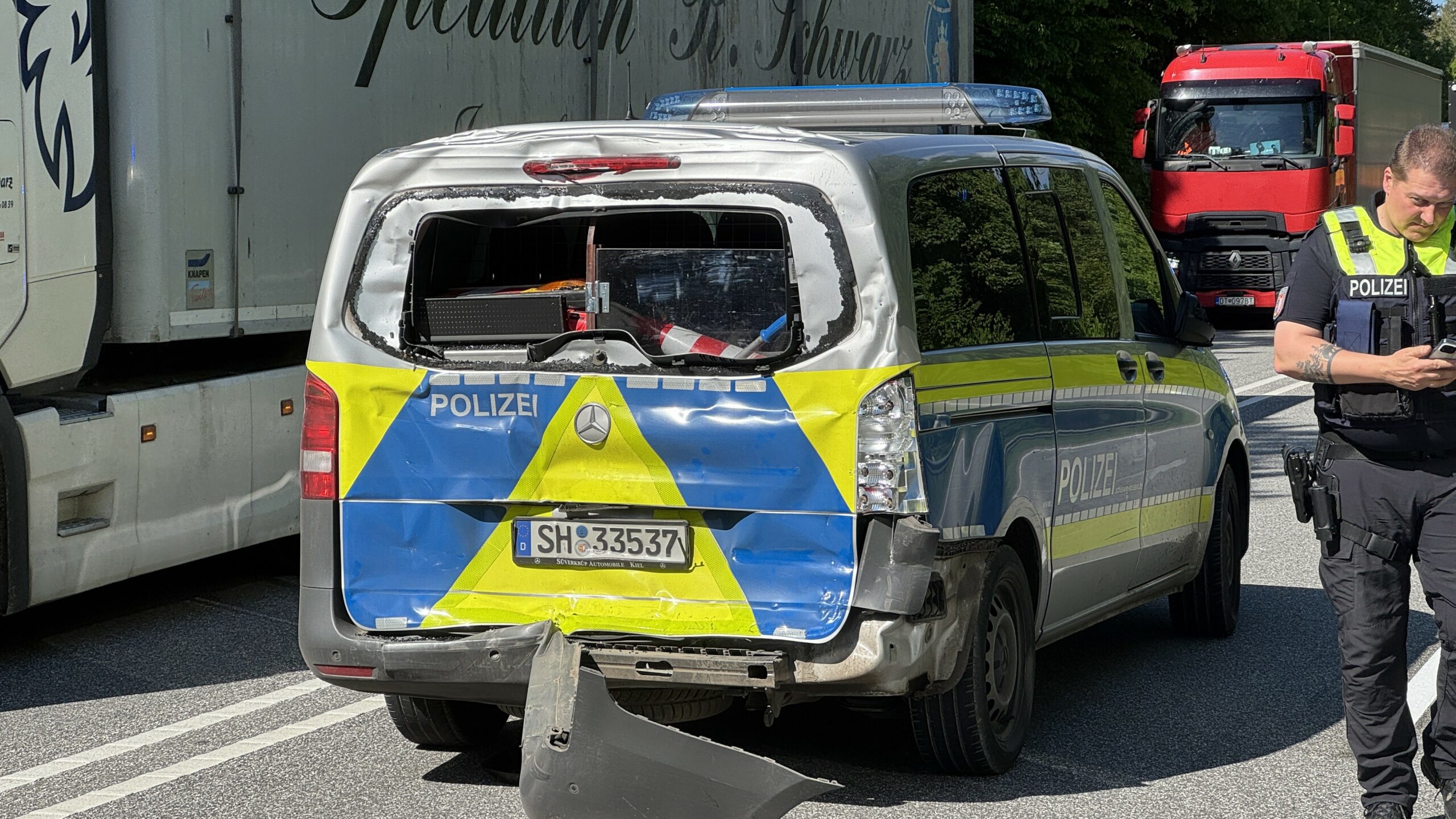 Lastwagen kracht bei Hamburg in das Heck eines Polizeiwagen – Beamtin schwer verletzt