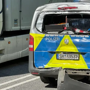 Lastwagen kracht bei Hamburg in das Heck eines Polizeiwagen – Beamtin schwer verletzt