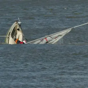 Das Segelboot kenterte vor Hamburg-Nienstedten.