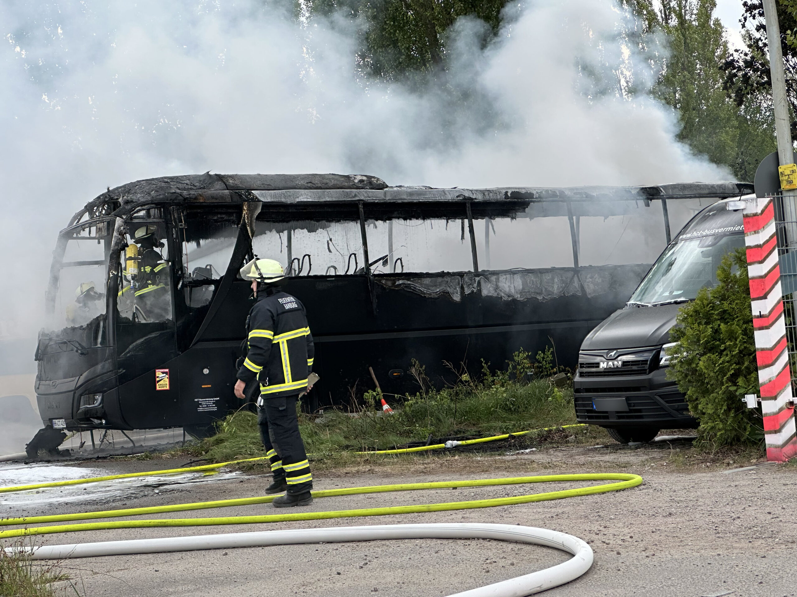Der Reisebus brannte aus.