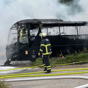 Der Reisebus brannte aus.